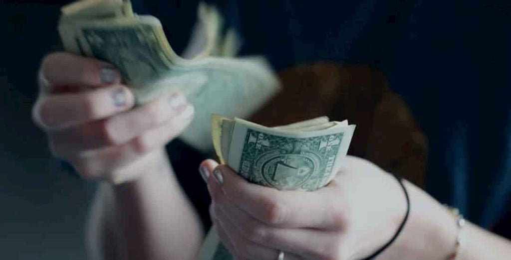 6 Reasons to Invest in a Thin Wallet This Year