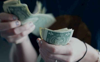 6 Reasons to Invest in a Thin Wallet This Year