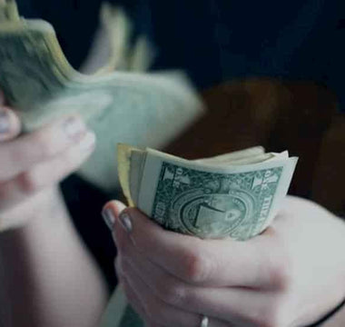 6 Reasons to Invest in a Thin Wallet This Year