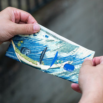 Slim Wallet The Great Wave - Lifestyle image