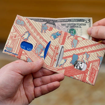 Slim Wallet Cat Bar - Lifestyle image