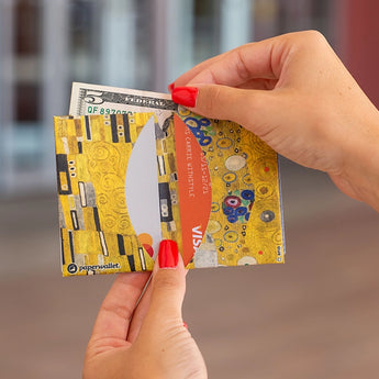 Micro Wallet The Kiss - Lifestyle image