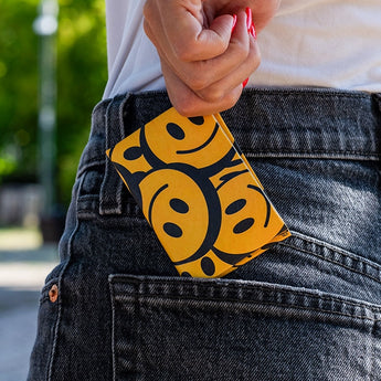 Micro Wallet Smile! - Lifestyle image