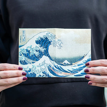 Passport Wallet The Great Wave - Lifestyle image