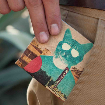 Slim Wallet Desert Cat - Lifestyle image