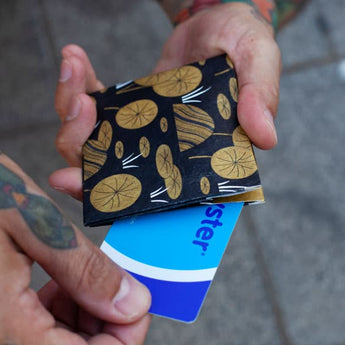 Slim Wallet Lilly - Open Wallet Inside Design with cards and cash